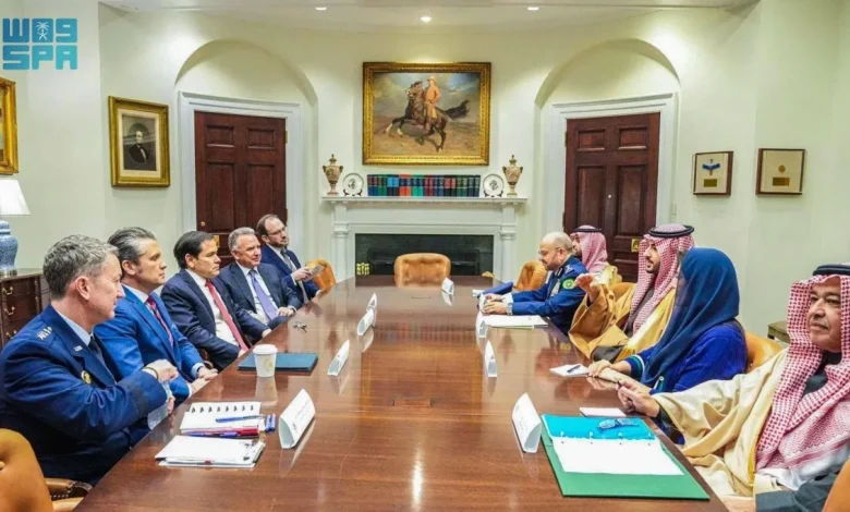 وزير الدفاع السعودي يبحث مع وزير الحرب الأميركي جهود إحلال السلام بالمنطقة