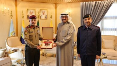 وزير الدفاع يتسلم كراسة «المراسم والبروتوكولات» الموحدة للجهات العسكرية