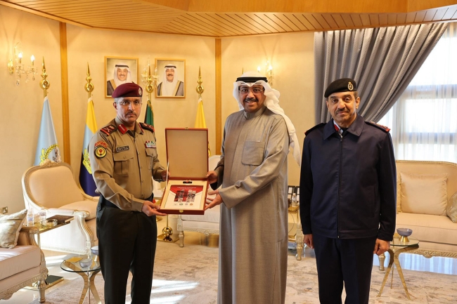 وزير الدفاع يتسلم كراسة «المراسم والبروتوكولات» الموحدة للجهات العسكرية