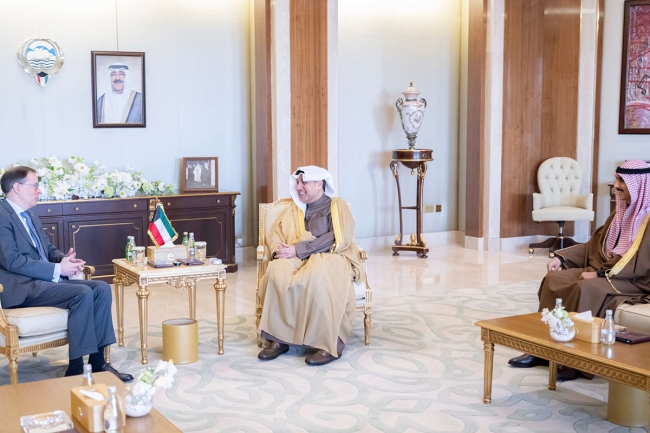 وزير «الديوان الأميري» ورئيس ديوان ولي العهد يستقبلان سفيري البرازيل وأوكرانيا