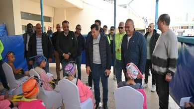 وزير الرياضة يشهد منافسات بطولة القاهرة للسباحة بالزعانف ويطمئن على تطبيق الكود الطبي