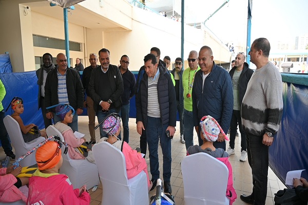 وزير الرياضة يشهد منافسات بطولة القاهرة للسباحة بالزعانف ويطمئن على تطبيق الكود الطبي