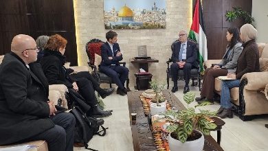 وزير الصحة الفلسطيني يبحث مع وفد من الصليب الأحمر تعزيز التعاون ودعم القطاع الصحي