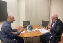 وزير العدل اللبناني متحدثاً للزميل عبدالله الغضوي في بيروت. (عكاظ)