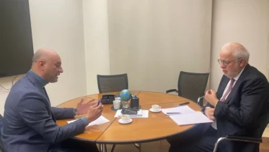 وزير العدل اللبناني متحدثاً للزميل عبدالله الغضوي في بيروت. (عكاظ)