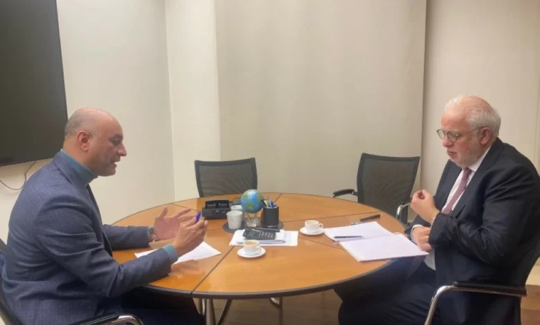 وزير العدل اللبناني متحدثاً للزميل عبدالله الغضوي في بيروت. (عكاظ)