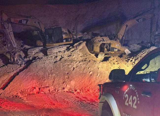 وفاة شخص في حادث إنهيار رملي وانقلاب حفارة بجنوب سعد العبدالله