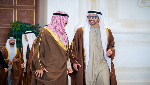 ولي عهد الكويت يستقبل عبدالله بن زايد ويبحثان تعزيز الشراكة