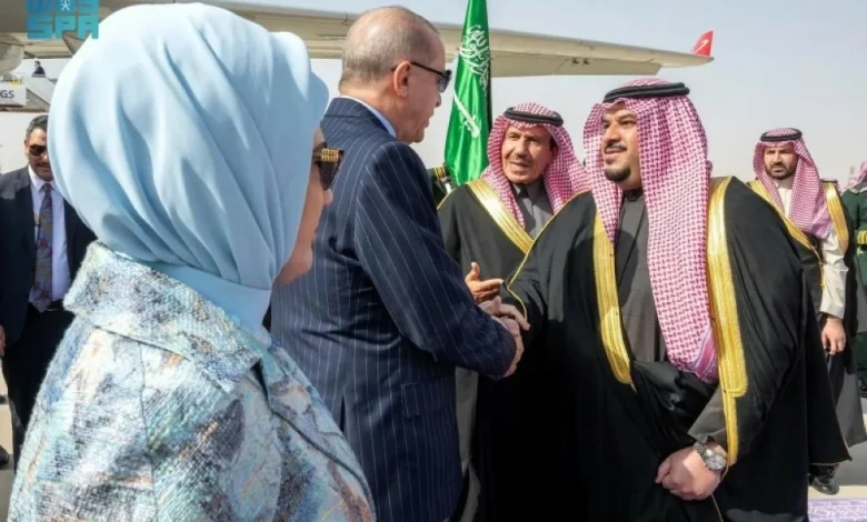 رئيس جمهورية تركيا يصل إلى الرياض وفي مقدمة مستقبليه نائب أمير المنطقة