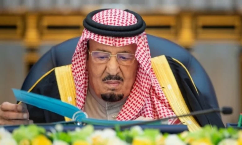 خادم الحرمين الشريفين الملك سلمان بن عبدالعزيز آل سعود، خلال ترؤوسه جلسة مجلس الوزراء، اليوم في الرياض. (واس).