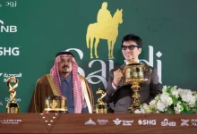 أمير منطقة الرياض يتوّج طاقم اسطبل الجواد فور ايفر بكأس السعودية 2026