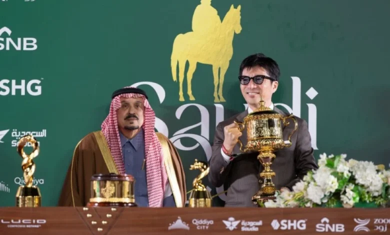 أمير منطقة الرياض يتوّج طاقم اسطبل الجواد فور ايفر بكأس السعودية 2026
