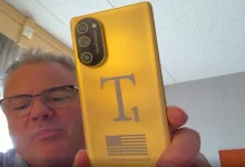 أول ظهور فعلي لهاتف ترامب T1 يكشف عن تغييرات في التصميم والمواصفات