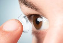 العدسات الملونة دون إشراف طبي تهدد سلامة عينيك