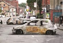 بريطانيا 100 مليون جنيه خسائر أعمال الشغب والشرطة تسمح باستخدام خراطيم المياه لأول مرة