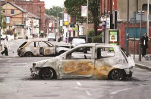 بريطانيا 100 مليون جنيه خسائر أعمال الشغب والشرطة تسمح باستخدام خراطيم المياه لأول مرة