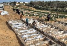 دفن رفات 53 شهيداً مجهولي الهوية في مقبرة جماعية بدير البلح