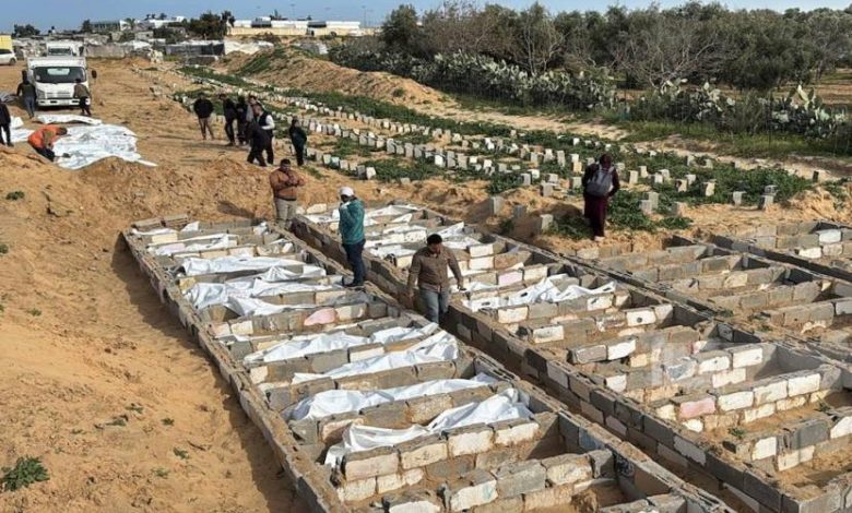 دفن رفات 53 شهيداً مجهولي الهوية في مقبرة جماعية بدير البلح