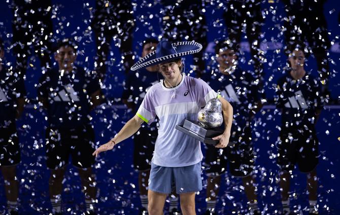 دي مينور يهيمن على أوجيه-ألياسيم ليفوز ببطولة روتردام للتنس