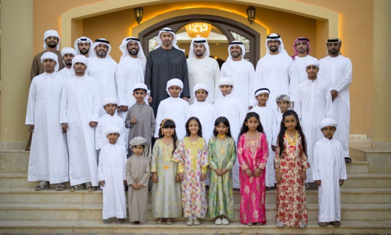 رئيس الدولة يزور الشاعر سيف سالم المنصوري في منزله