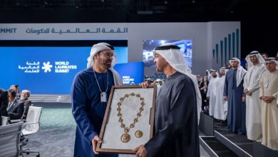 رئيس الدولة يمنح محمد القرقاوي وسام الاتحاد