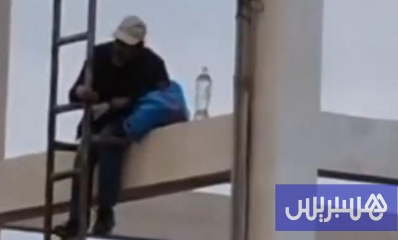 رجل يهدد بالانتحار من أعلى خزان مائي