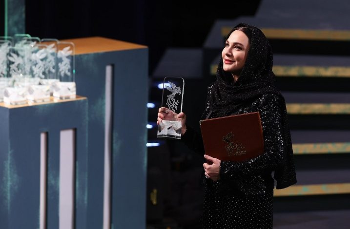 سلاف فواخرجي تفوز بجائزة السيمرغ البلورية في مهرجان فجر السينمائي بطهران