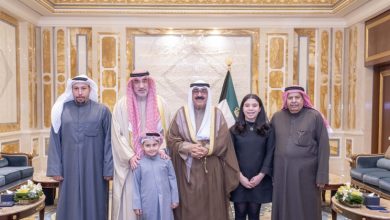 سمو الأمير يستقبل أسرة شهيد الواجب خالد الشرف