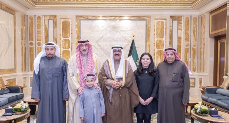 سمو الأمير يستقبل أسرة شهيد الواجب خالد الشرف