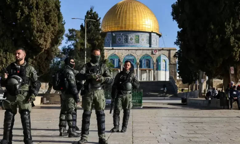 شهر رمضان: قيود إسرائيلية جديدة على المسجد الأقصى وتوصية بتصعيد العمليات بالضفة