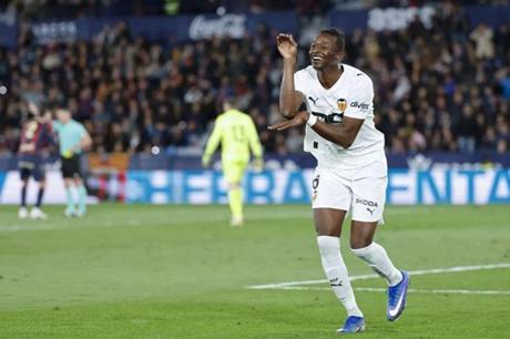 فالنسيا يهزم ليفانتي بثنائية بالليغا