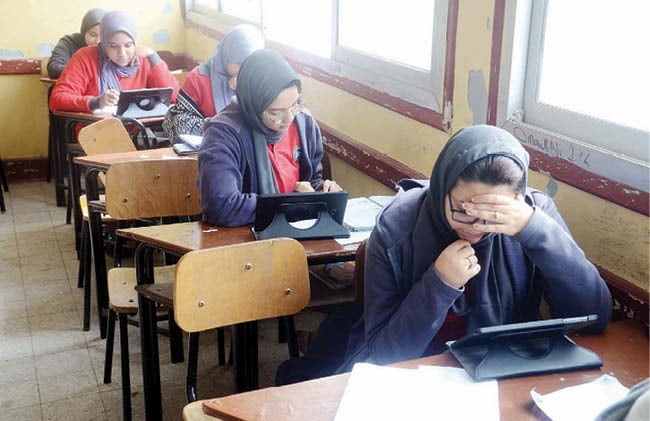 قرار توزيع التابلت على طلاب التعليم الفنى يعيد التساؤل حول جدواه الدراسية