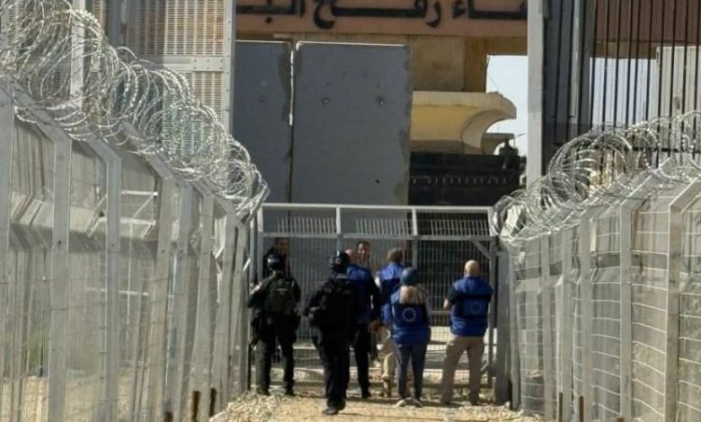 ما آليات وقيود تشغيل معبر رفح للمسافرين والعائدين؟