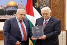 مركز يسأل: ما جدوى نشر الدستور الفلسطيني المؤقت وبدون توافق وطني؟