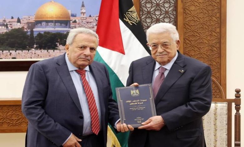 مركز يسأل: ما جدوى نشر الدستور الفلسطيني المؤقت وبدون توافق وطني؟