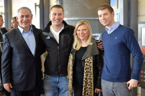 مسؤول أمني سابق يُفجر ضجة في إسرائيل.. يائير اعتدى على والده نتنياهو بالضرب وسارة “شريرة” ومُصابة بهوس السرقة