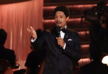 مقدم حفل جرامي تريفور نوح يسخر من ترامب وزفاف جيف بيزوس في مونولوج الافتتاح