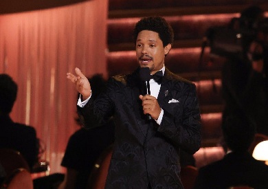 مقدم حفل جرامي تريفور نوح يسخر من ترامب وزفاف جيف بيزوس في مونولوج الافتتاح