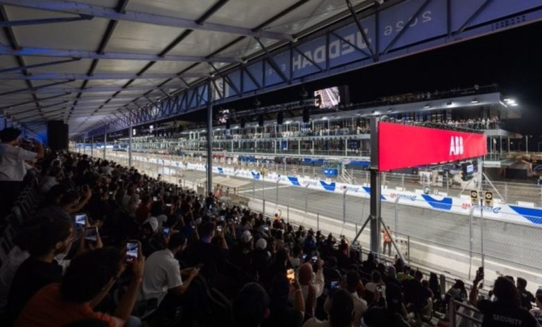 منطقة الجماهير في حلبة كورنيش جدة تشهد توافداً جماهيرياً كبيراً