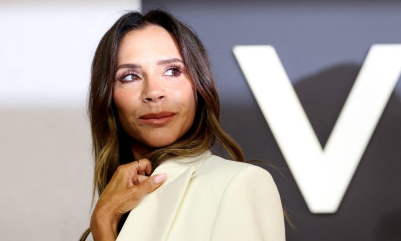 هل تفكر فيكتوريا بيكهام في طي صفحة الخلاف مع ابنها بروكلين والصلح معه؟