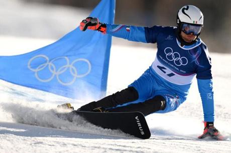 واقعة مثيرة للجدل في أولمبياد ميلانو.. متزلج فرنسي يختصر مسار السباق والمنظمون يرفضون احتجاج روسيا