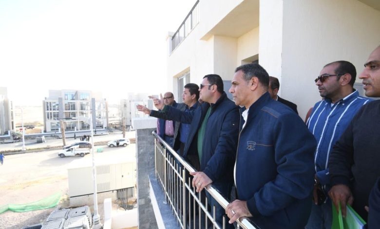 وزير الإسكان يوجه بتكثيف العمل لرفع كفاءة مدخل مارينا 5 والسوق التجارية