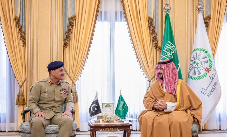 وزير الدفاع يبحث تعزيز التعاون قائد قوات الدفاع قائد الجيش الباكستاني